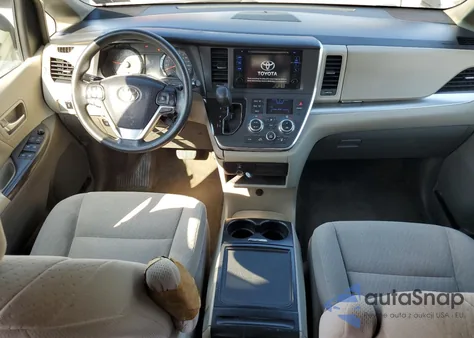 2016 Toyota Sienna Le z USA, uszkodzony, nr VIN 5TDJK3DC0GS143753